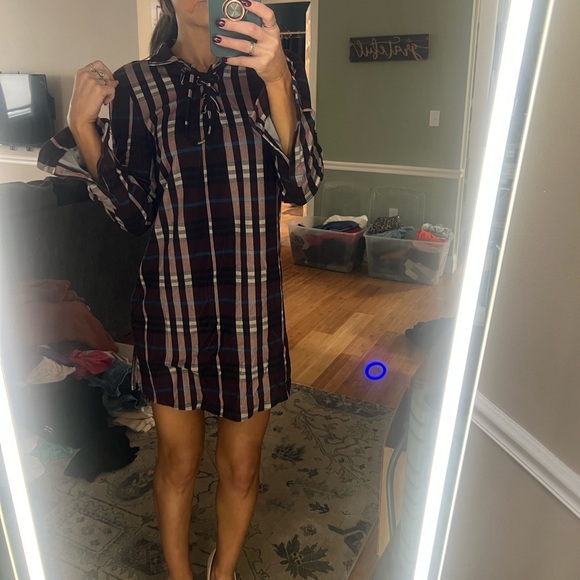 Gorgeous plaid dress with small side slit and tie up neck/collar - Picture 2 of 7